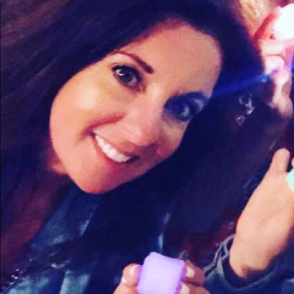 Meet your Posher, Stacy - Picture 2 of 2